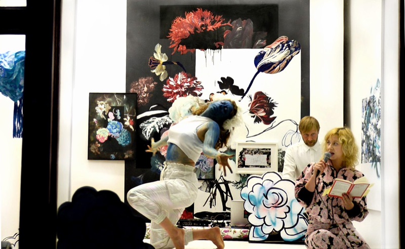 ADAMANT ROMANCE BLUE INTOLERANT, 2019 — Installazione pittorica e lecture rap performance con Caroline Corleone e Anjay, Galerie von Empfangshalle, Monaco di Baviera